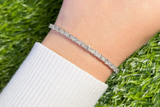 The Rise of Minimalist Jewelry Elevating Style through Simplicity