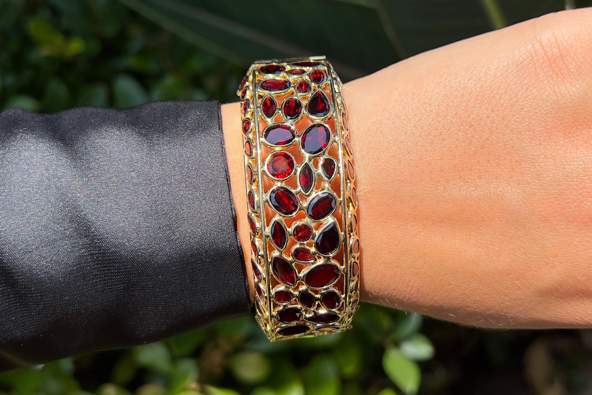 Elevate Your Getaway Essential Vacation Jewelry for a Seamless Transition from Beach to Bar