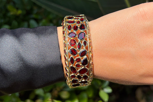 Elevate Your Getaway Essential Vacation Jewelry for a Seamless Transition from Beach to Bar