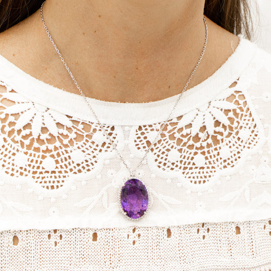 Jewelry for Different Outfit Colors: How to Choose Pieces that Compliment Your Clothes