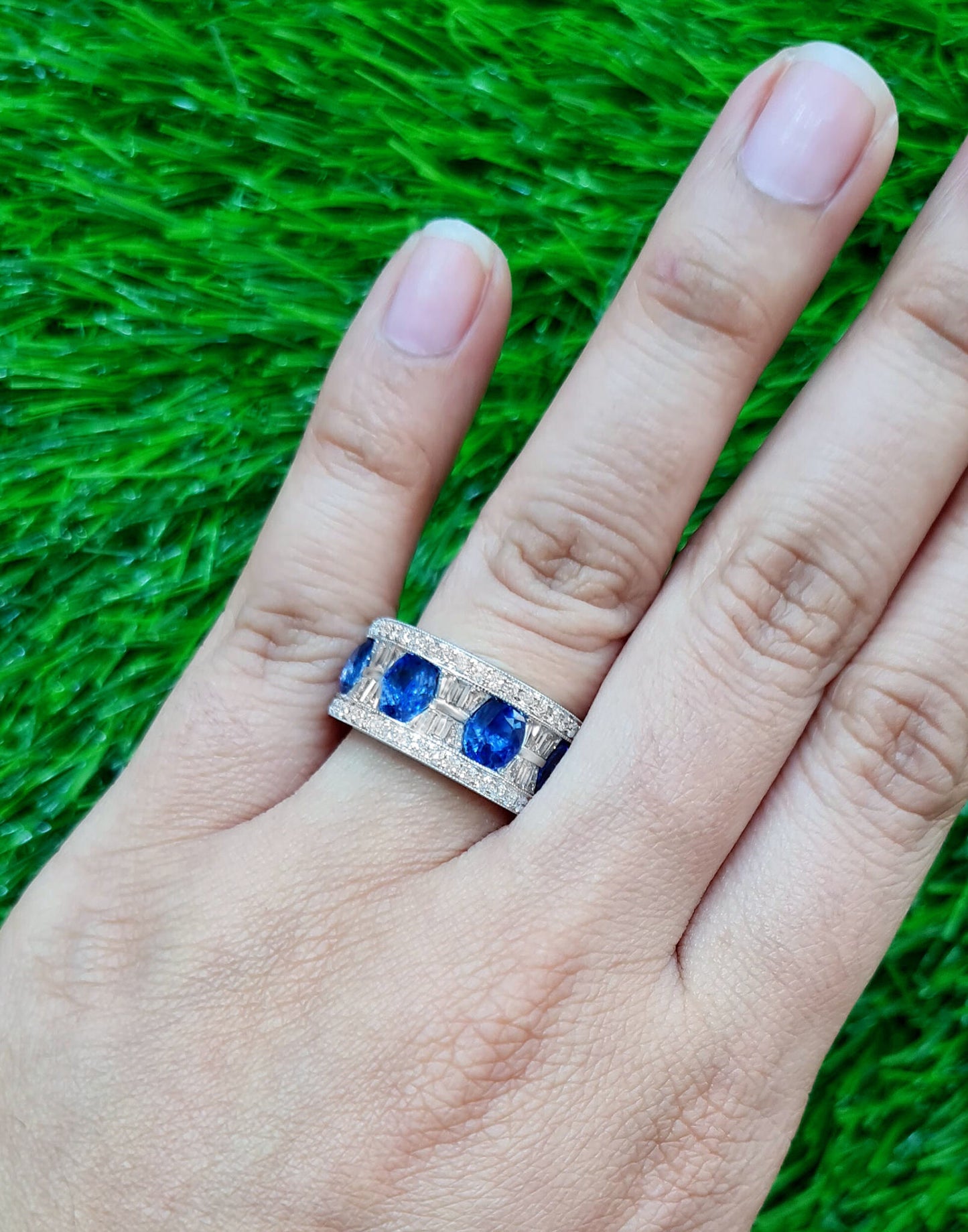 Blue Sapphire Ring With Diamonds 4.25 Carats 18K White Gold