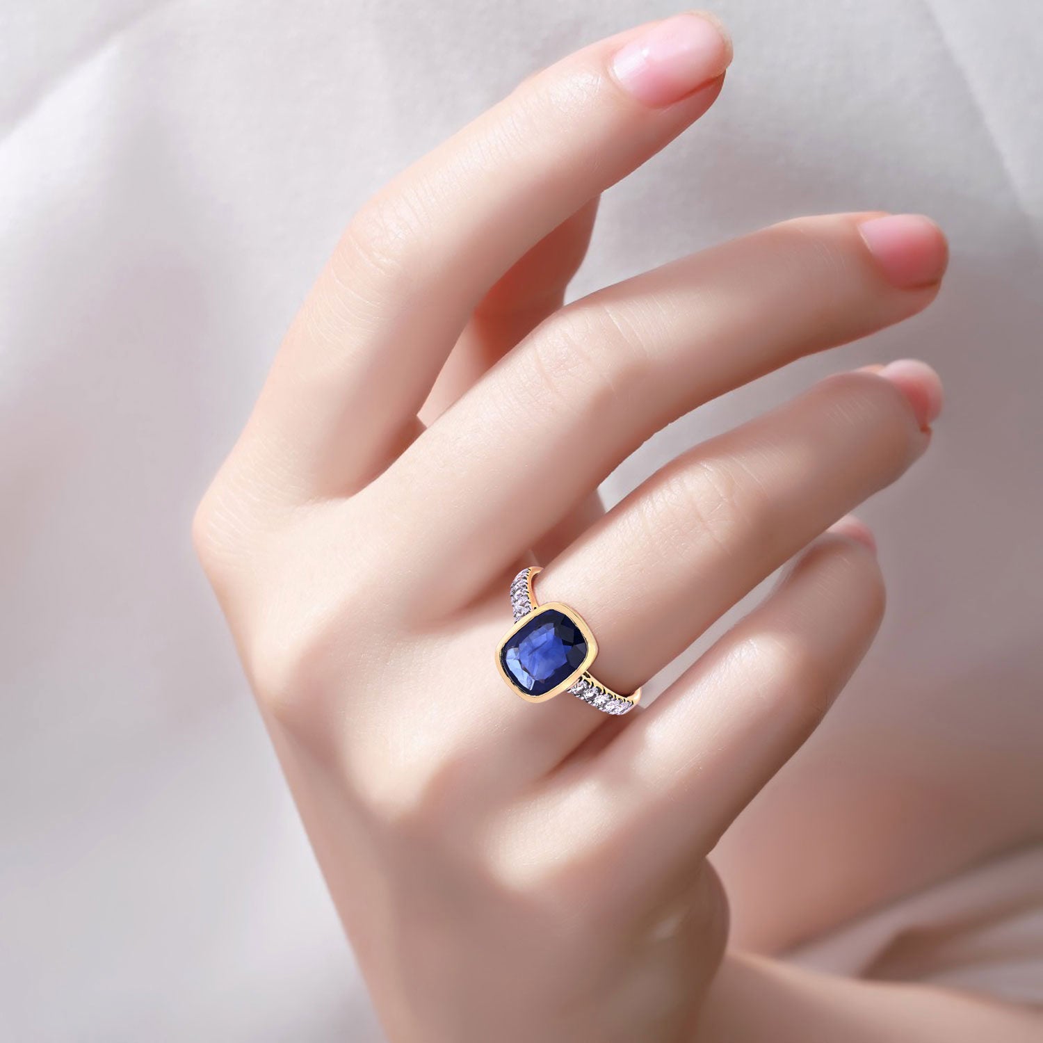 Blue Sapphire Ring With Diamonds 2.92 Carats 18K Yellow Gold