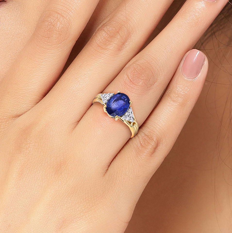Blue Sapphire Ring With Diamonds 2.3 Carats 18K Yellow Gold