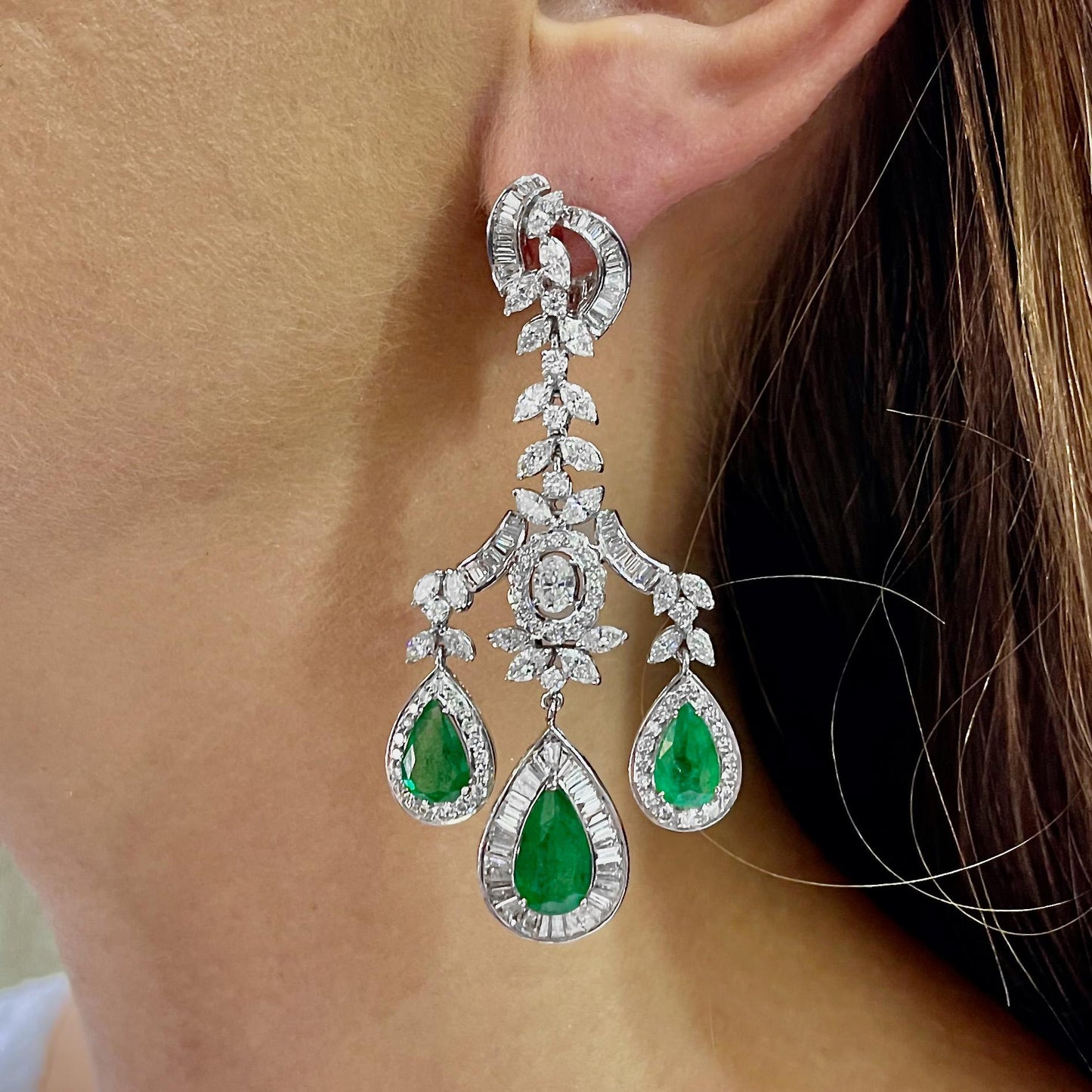 Important Emerald and Diamond Chandelier Earrings 17.89 Carats 18K Gold