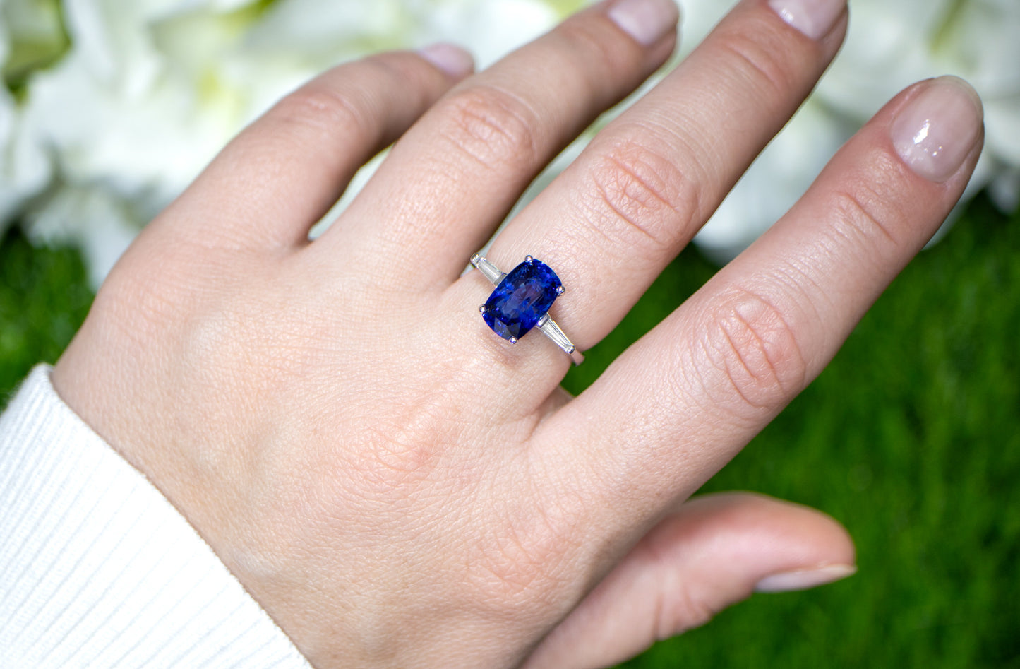 Blue Sapphire Ring Two Side Diamonds 4.72 Carats 18K Gold