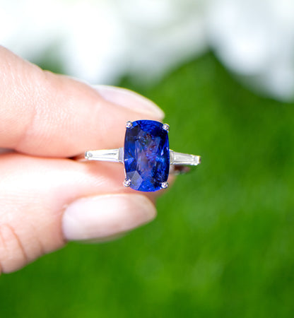 Blue Sapphire Ring Two Side Diamonds 4.72 Carats 18K Gold