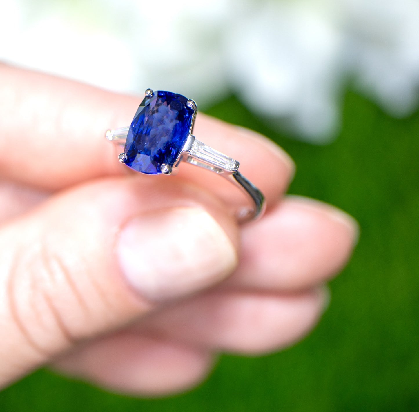 Blue Sapphire Ring Two Side Diamonds 4.72 Carats 18K Gold