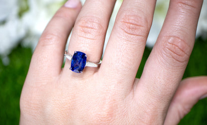 Blue Sapphire Ring Two Side Diamonds 4.72 Carats 18K Gold