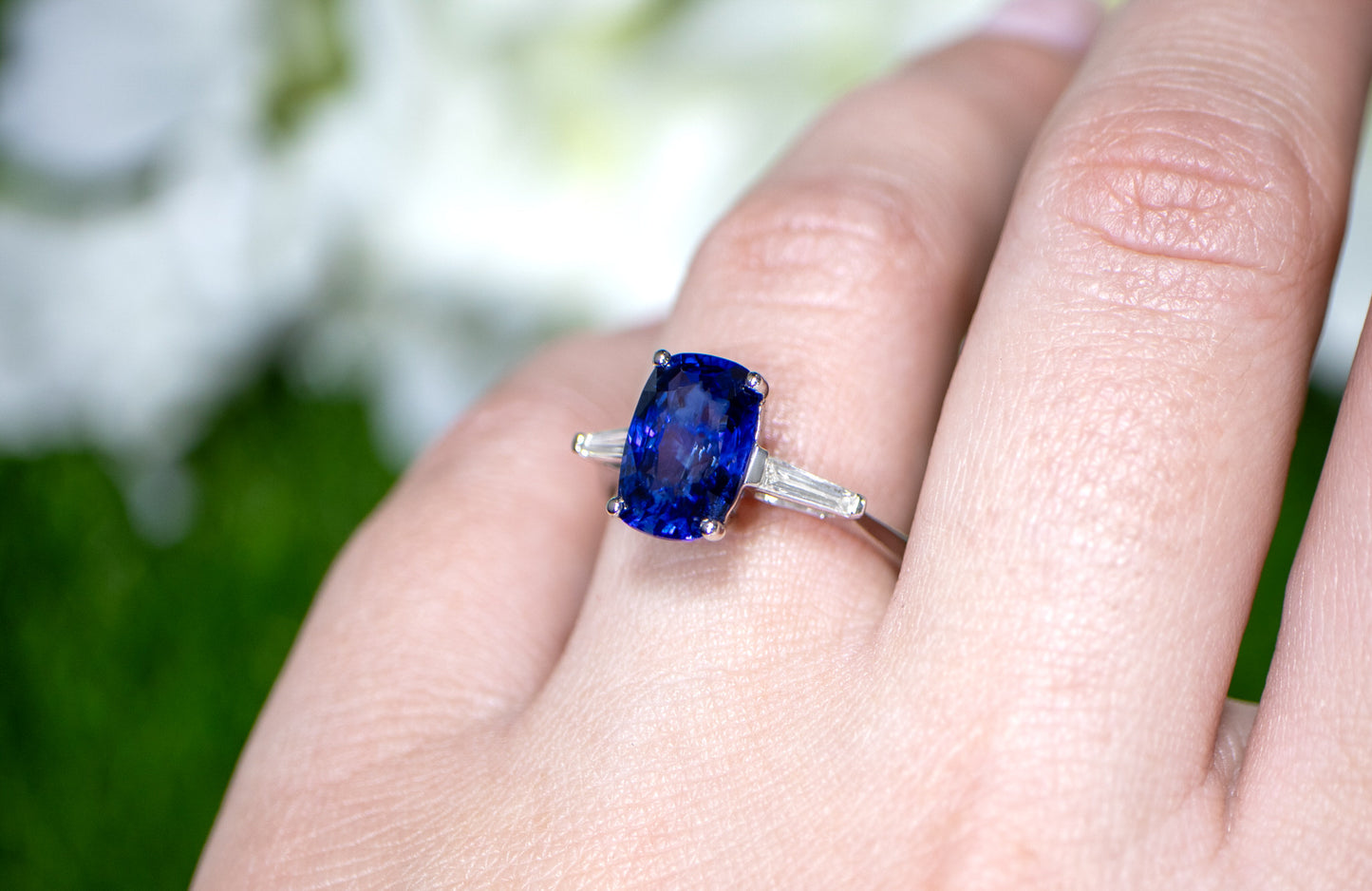 Blue Sapphire Ring Two Side Diamonds 4.72 Carats 18K Gold