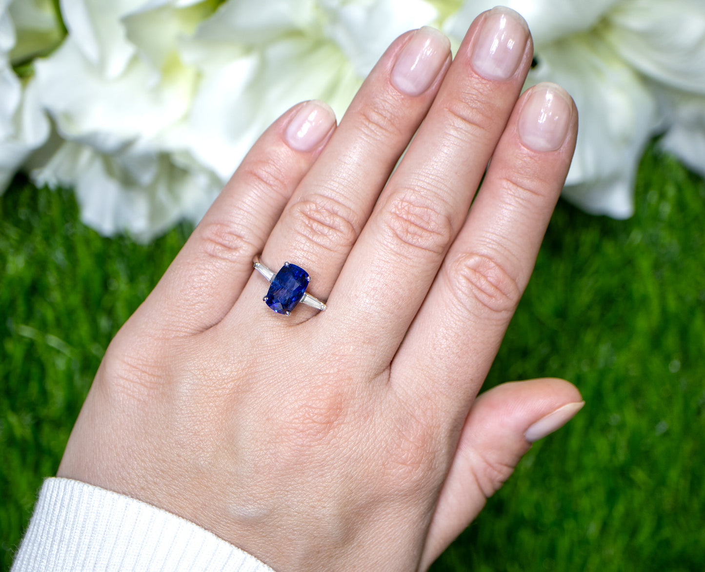 Blue Sapphire Ring Two Side Diamonds 4.72 Carats 18K Gold