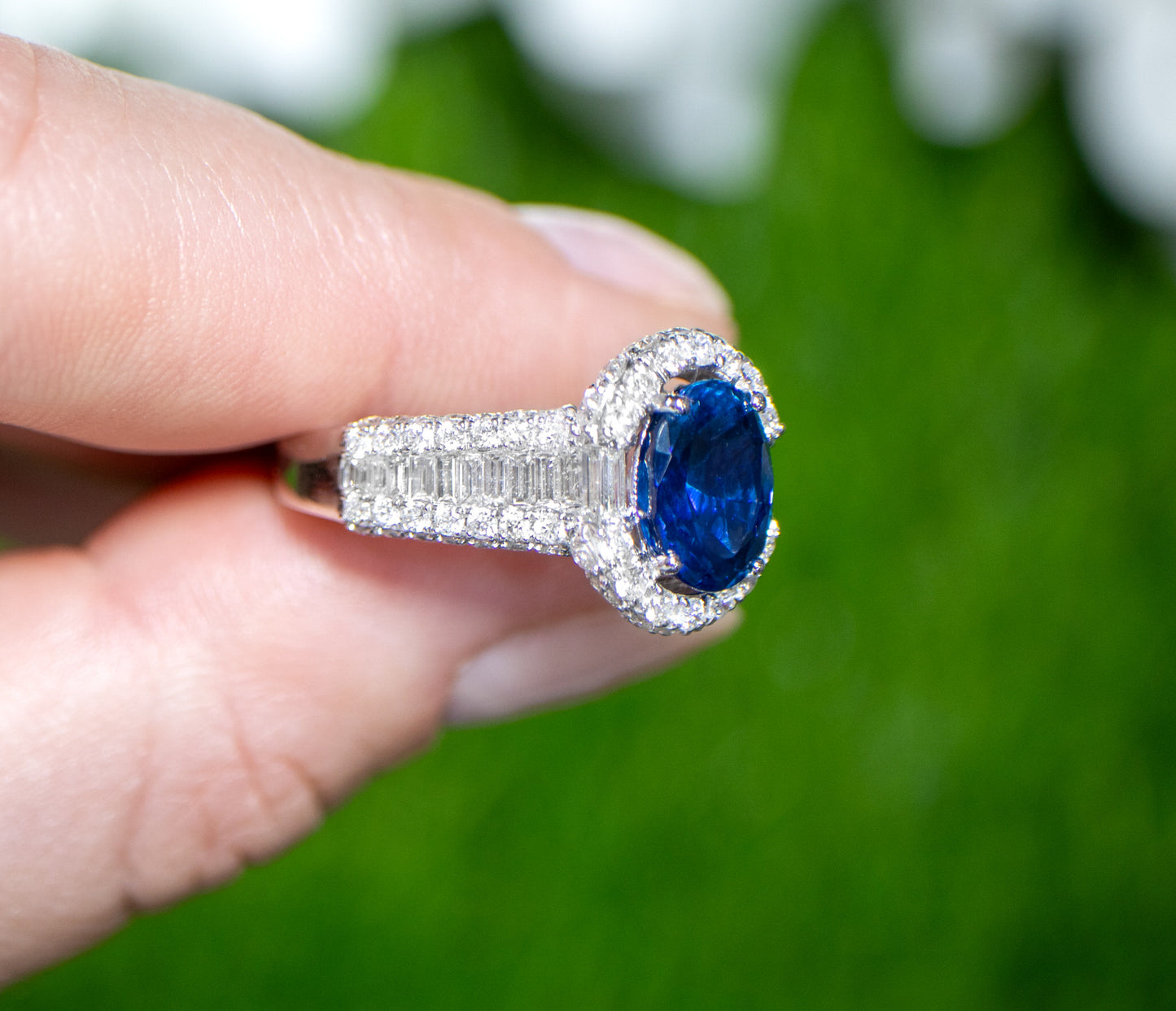 Blue Sapphire Ring Diamond Setting 4.67 Carats 18K Gold