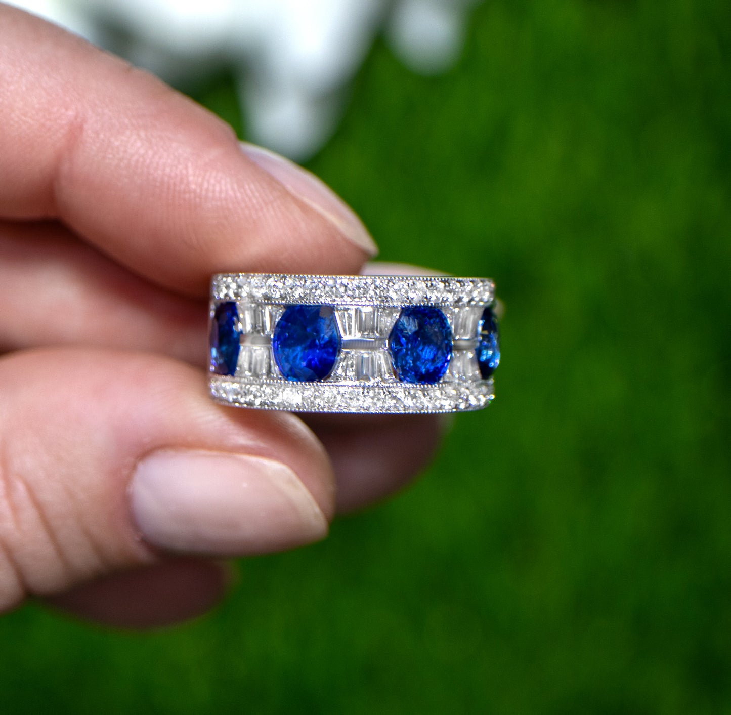 Blue Sapphire Ring With Diamonds 4.25 Carats 18K White Gold