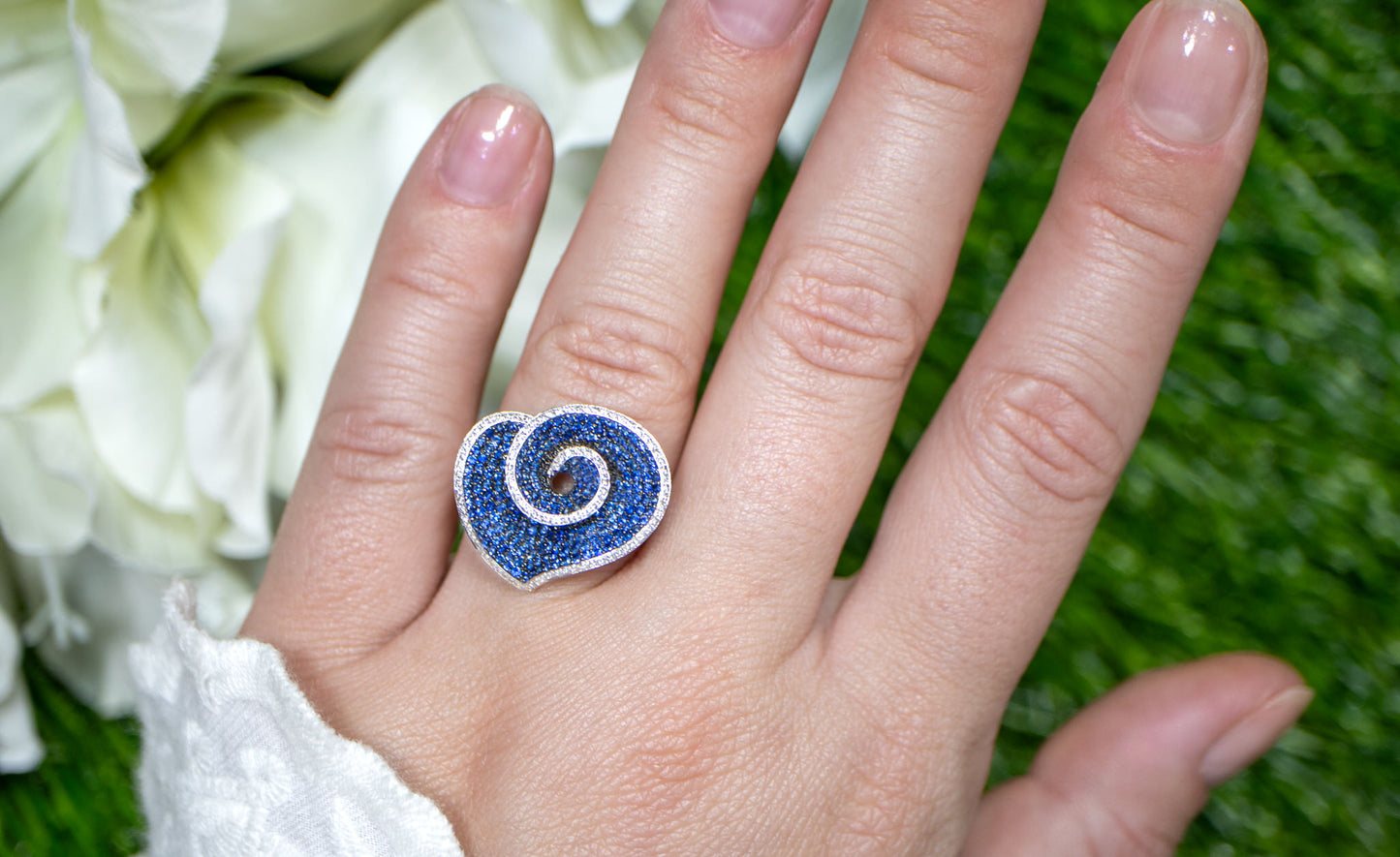 Blue Sapphire and Diamond Flower Cocktail Ring 1.21 Carats 18K Gold