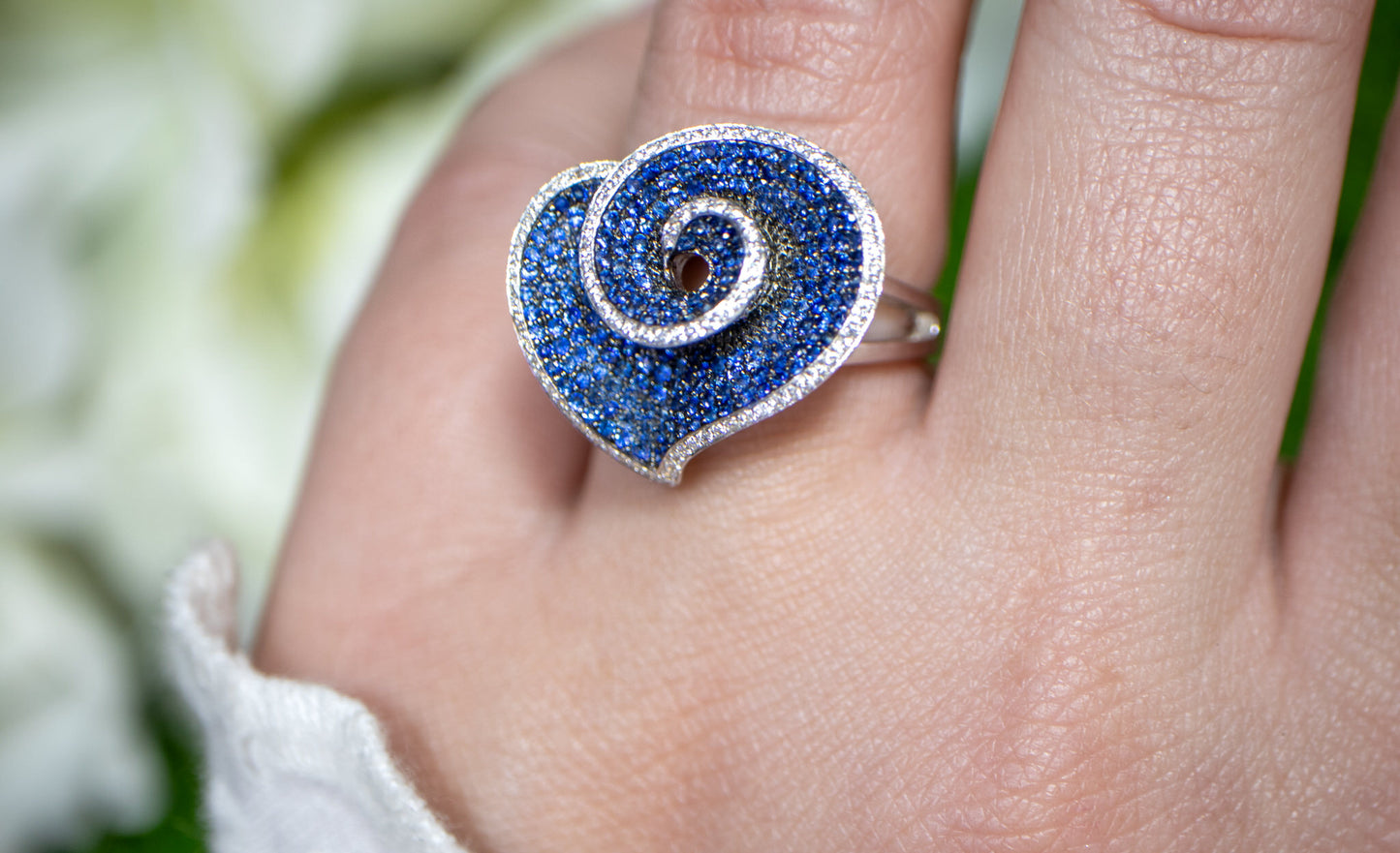 Blue Sapphire and Diamond Flower Cocktail Ring 1.21 Carats 18K Gold