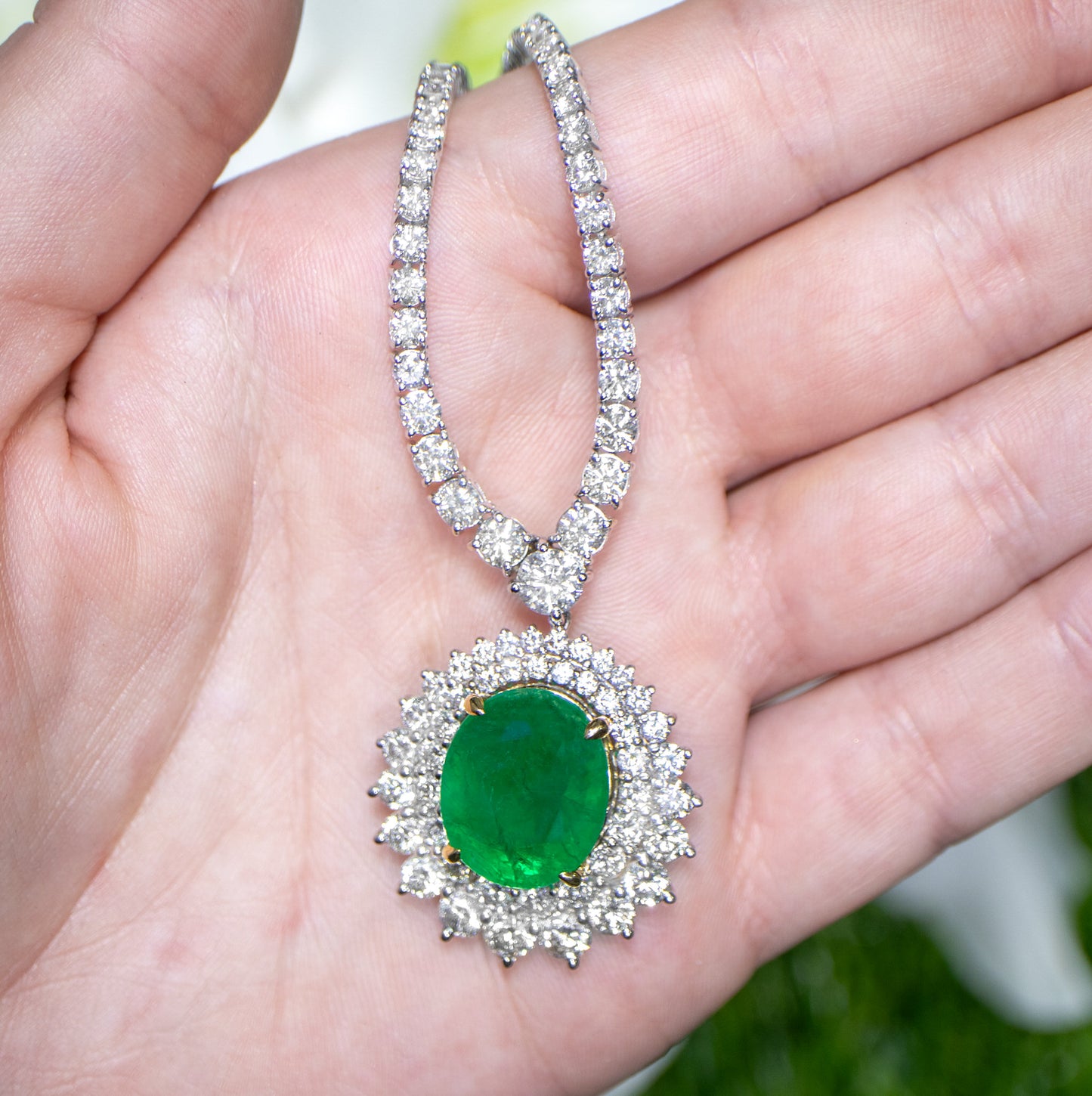 Important Emerald Pendant Necklace With Diamonds 20 Carats 18K White Gold