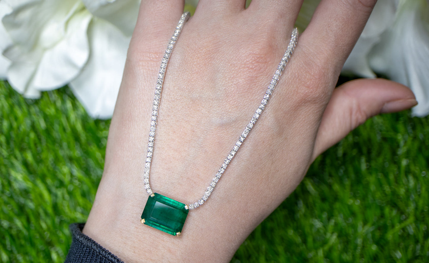 Important Emerald Pendant With Diamond Necklace 13.2 Carats 18K Gold