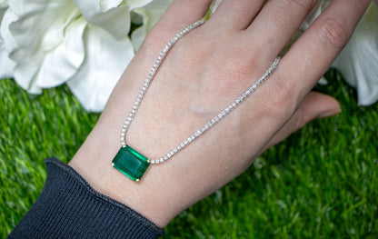 Important Emerald Pendant With Diamond Necklace 13.2 Carats 18K Gold