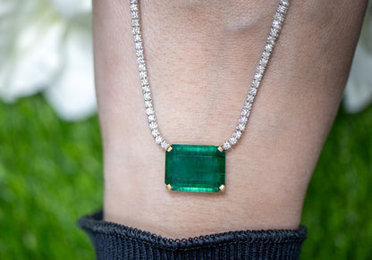 Important Emerald Pendant With Diamond Necklace 13.2 Carats 18K Gold