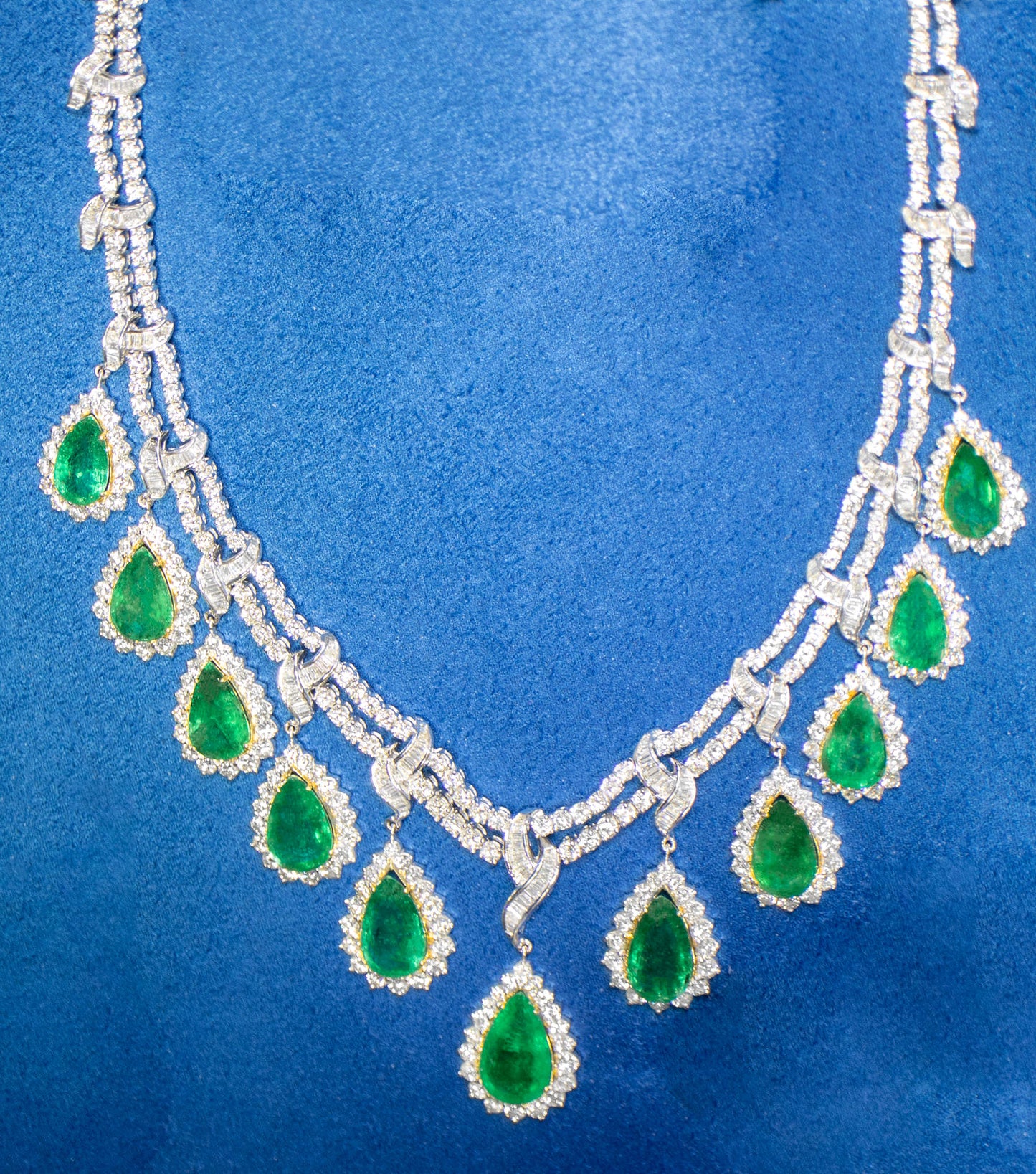 Important Necklace Emeralds and Diamonds 69 Carats 18K Gold