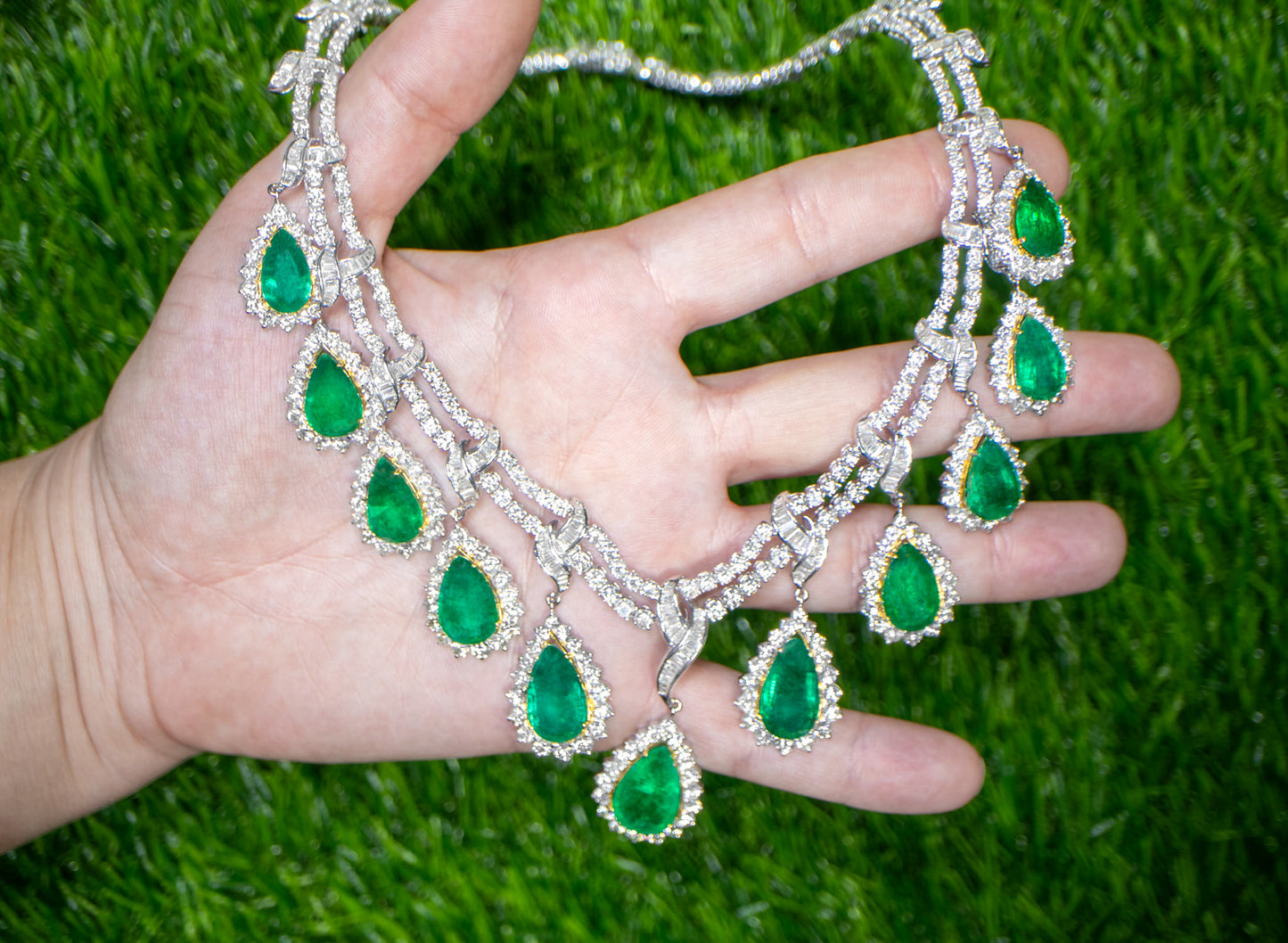 Important Necklace Emeralds and Diamonds 69 Carats 18K Gold