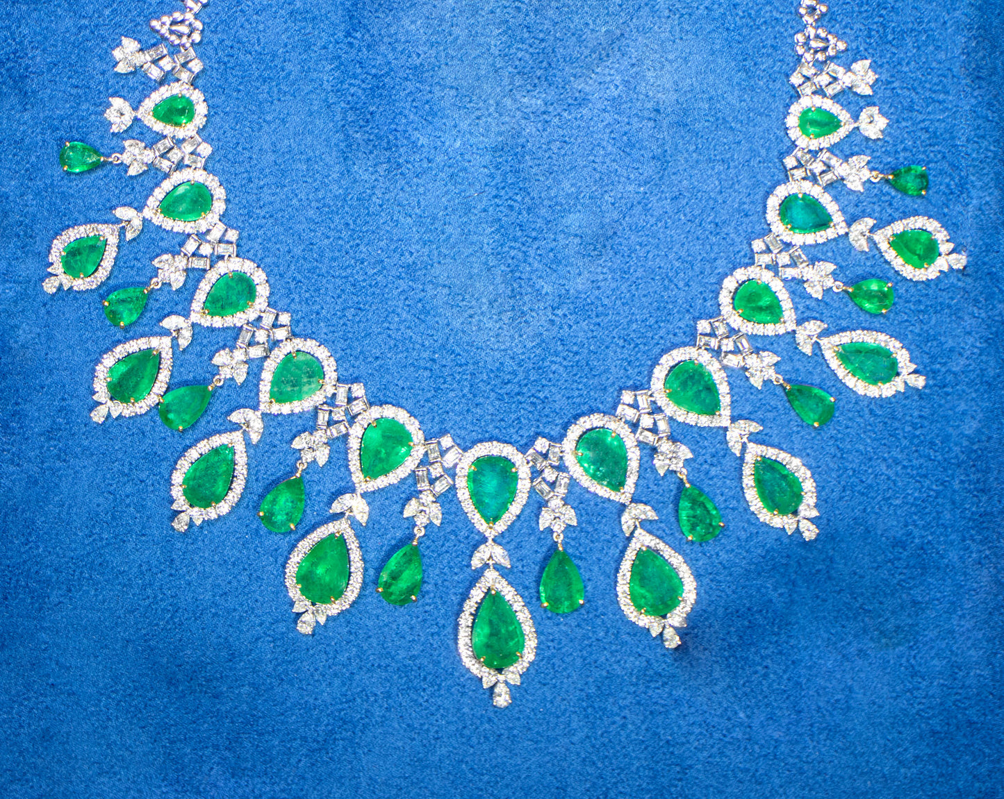 Important Necklace Emeralds and Diamonds 123 Carats 18K Gold