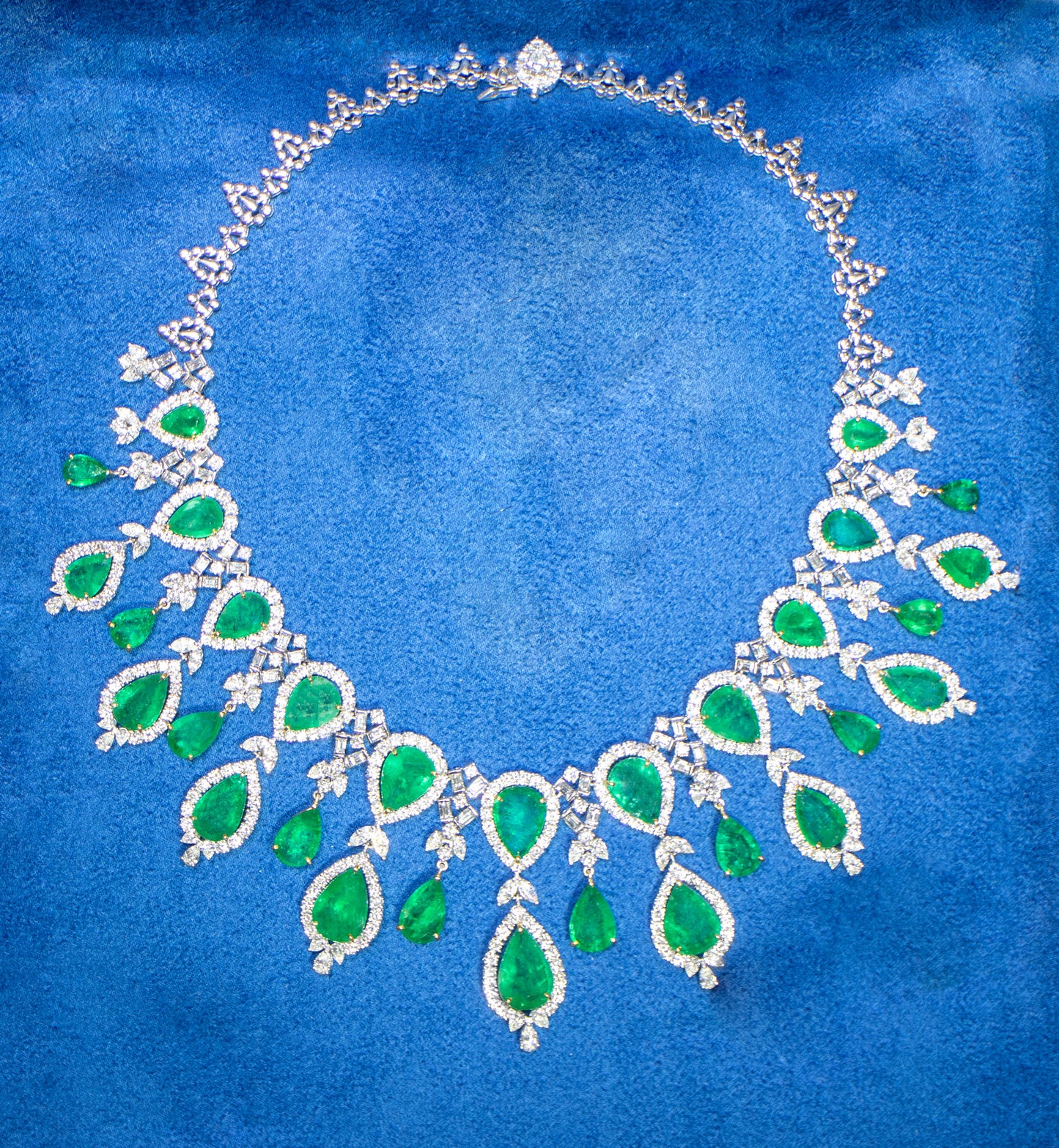 Important Necklace Emeralds and Diamonds 123 Carats 18K Gold