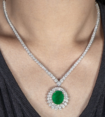 Important Emerald Pendant Necklace With Diamonds 20 Carats 18K White Gold