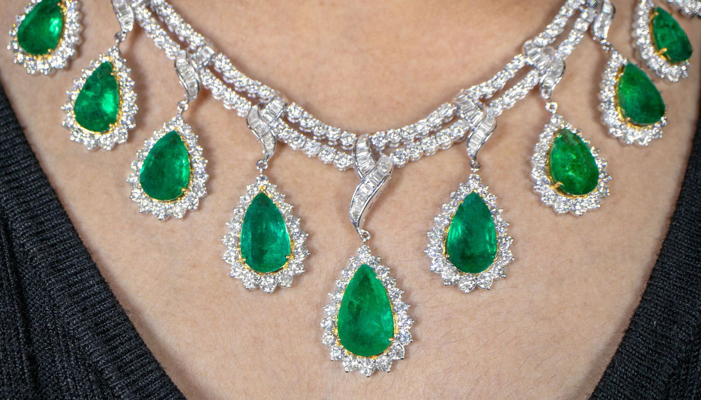 Important Necklace Emeralds and Diamonds 69 Carats 18K Gold