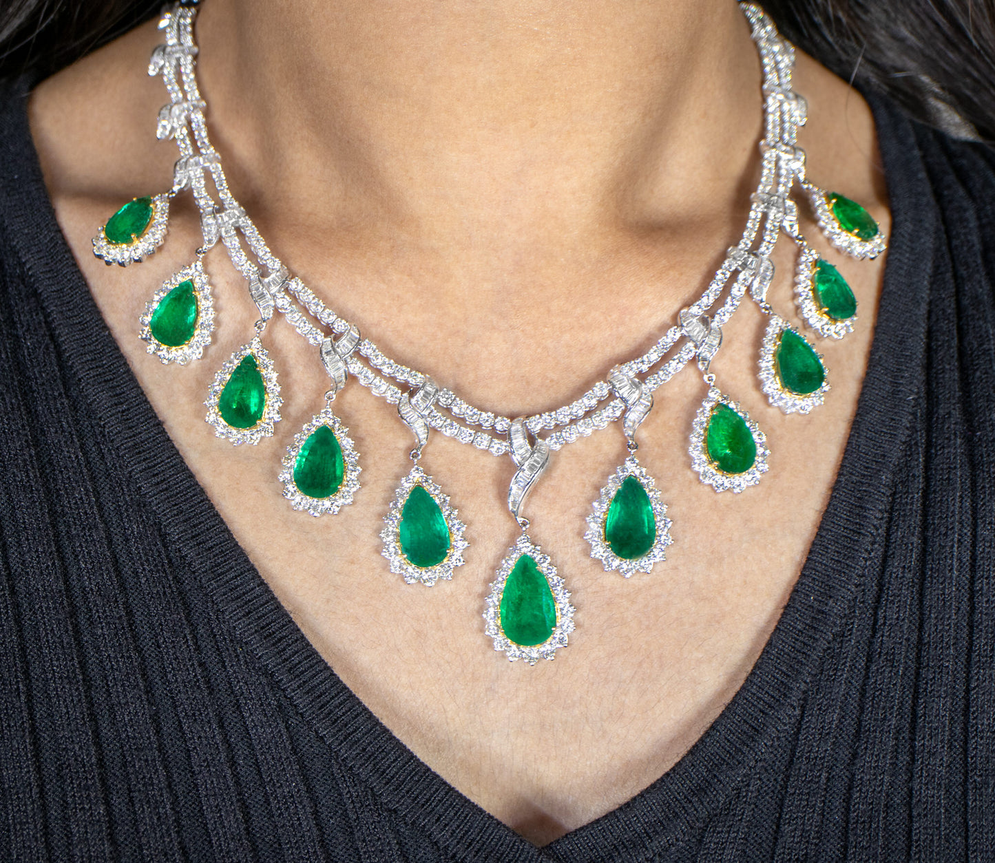 Important Necklace Emeralds and Diamonds 69 Carats 18K Gold