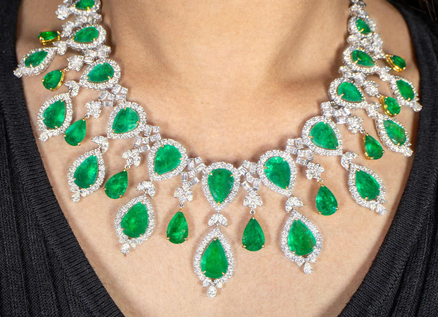 Important Necklace Emeralds and Diamonds 123 Carats 18K Gold