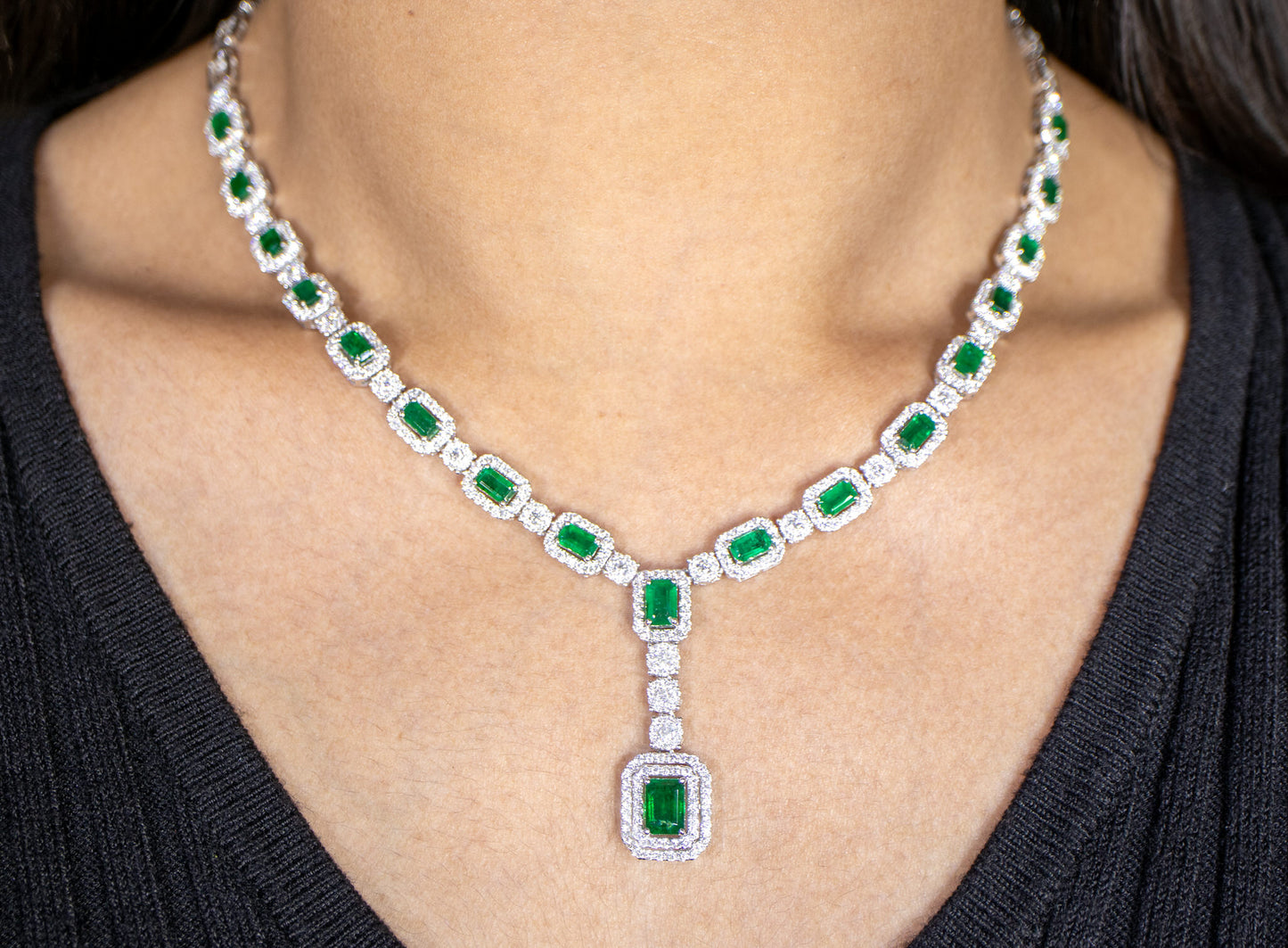 Important Emerald Pendant Necklace With Diamonds 10.1 Carats 18K Gold