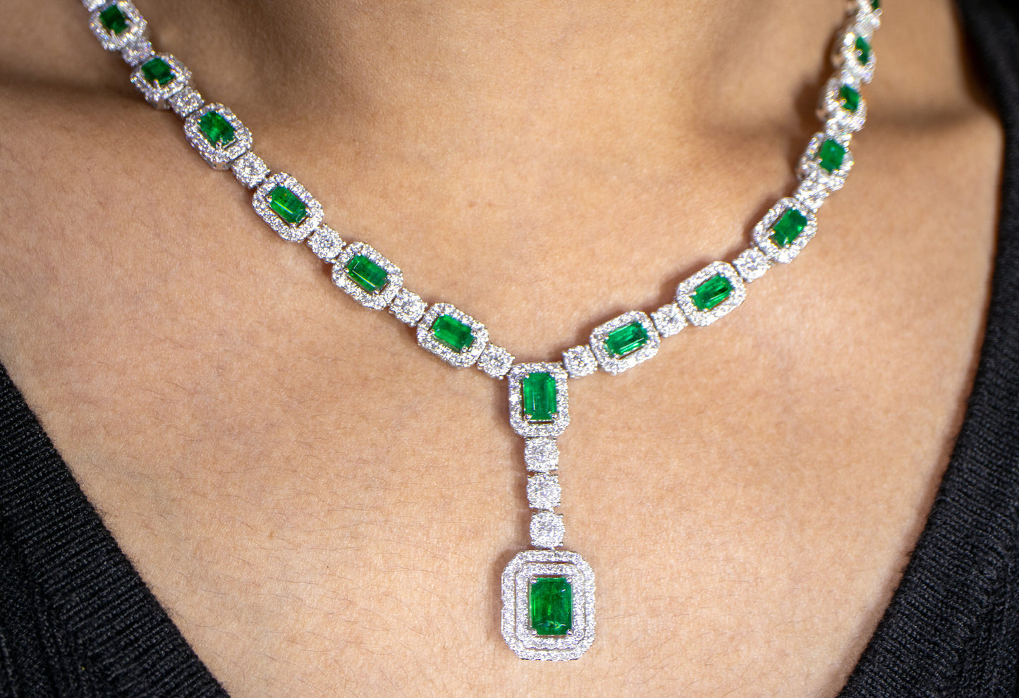 Important Emerald Pendant Necklace With Diamonds 10.1 Carats 18K Gold