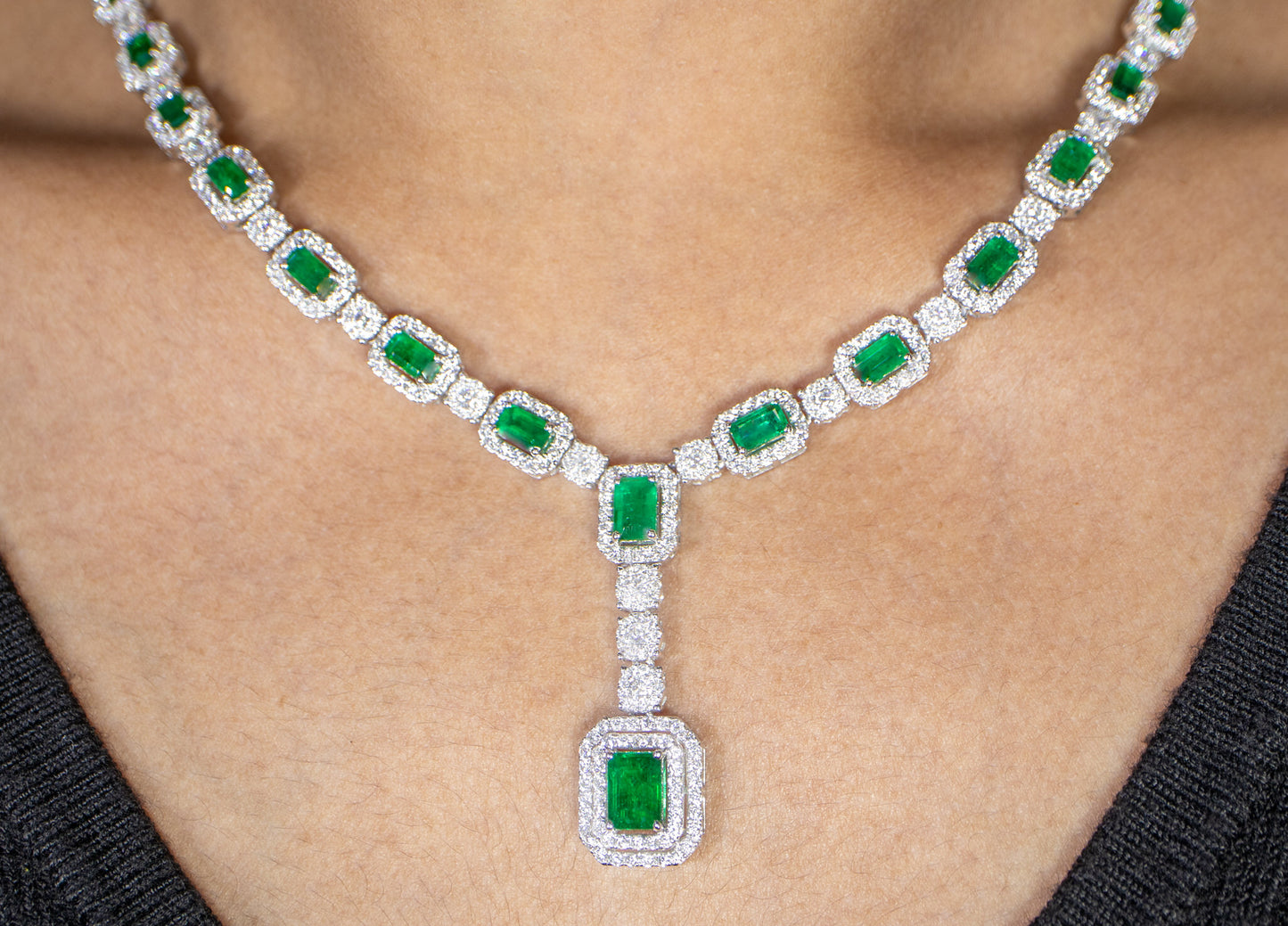 Important Emerald Pendant Necklace With Diamonds 10.1 Carats 18K Gold