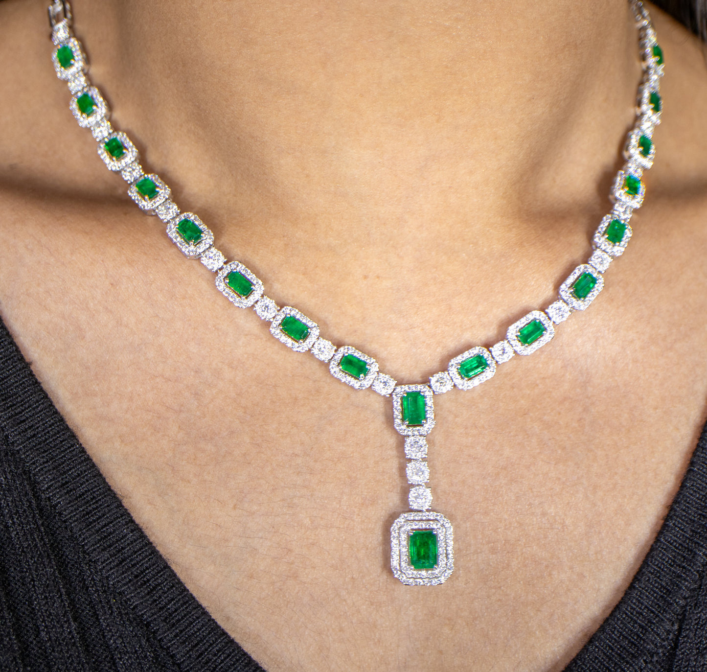 Important Emerald Pendant Necklace With Diamonds 10.1 Carats 18K Gold