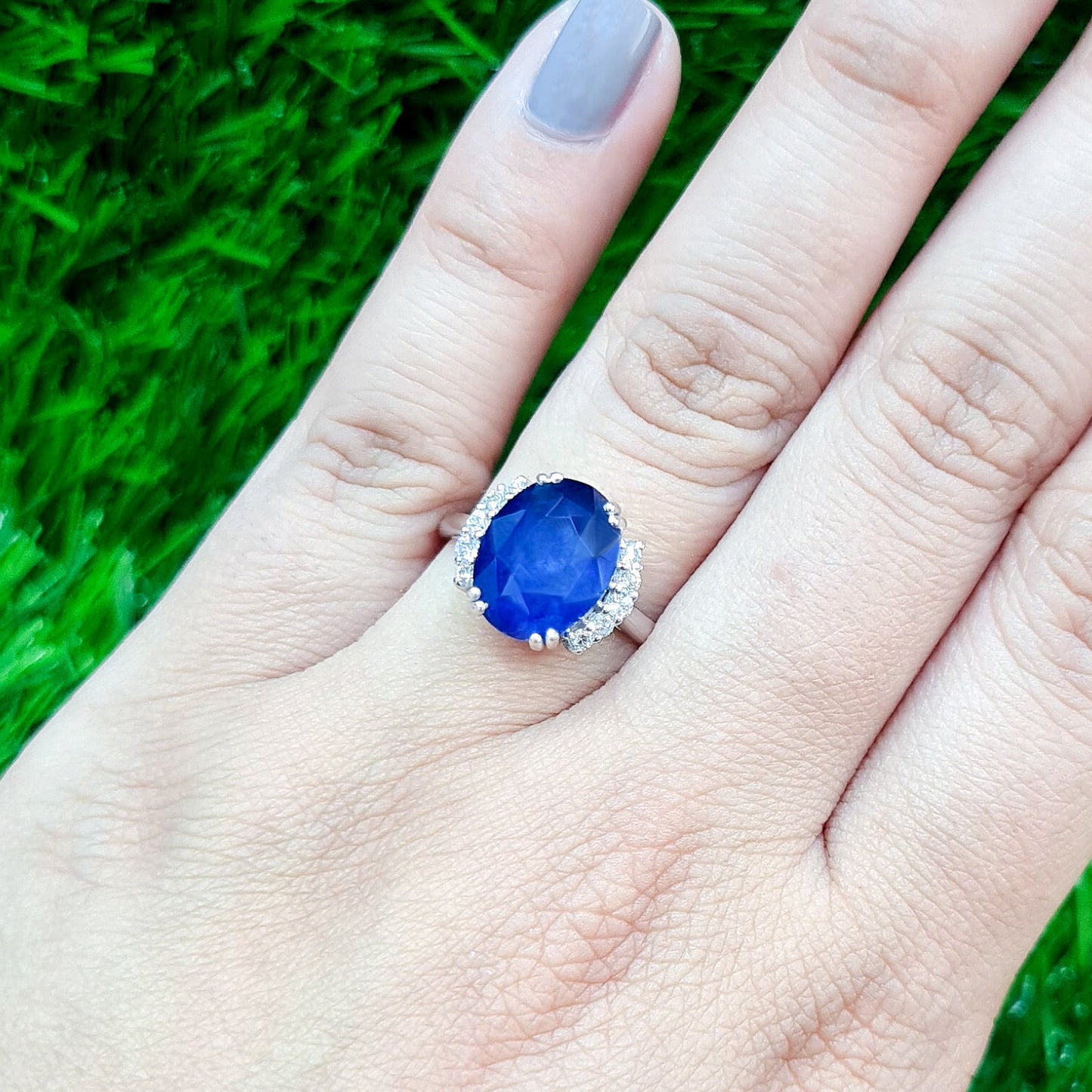 Important Natural Blue Sapphire Ring Set With Diamonds 6.74 Carats 18K Gold