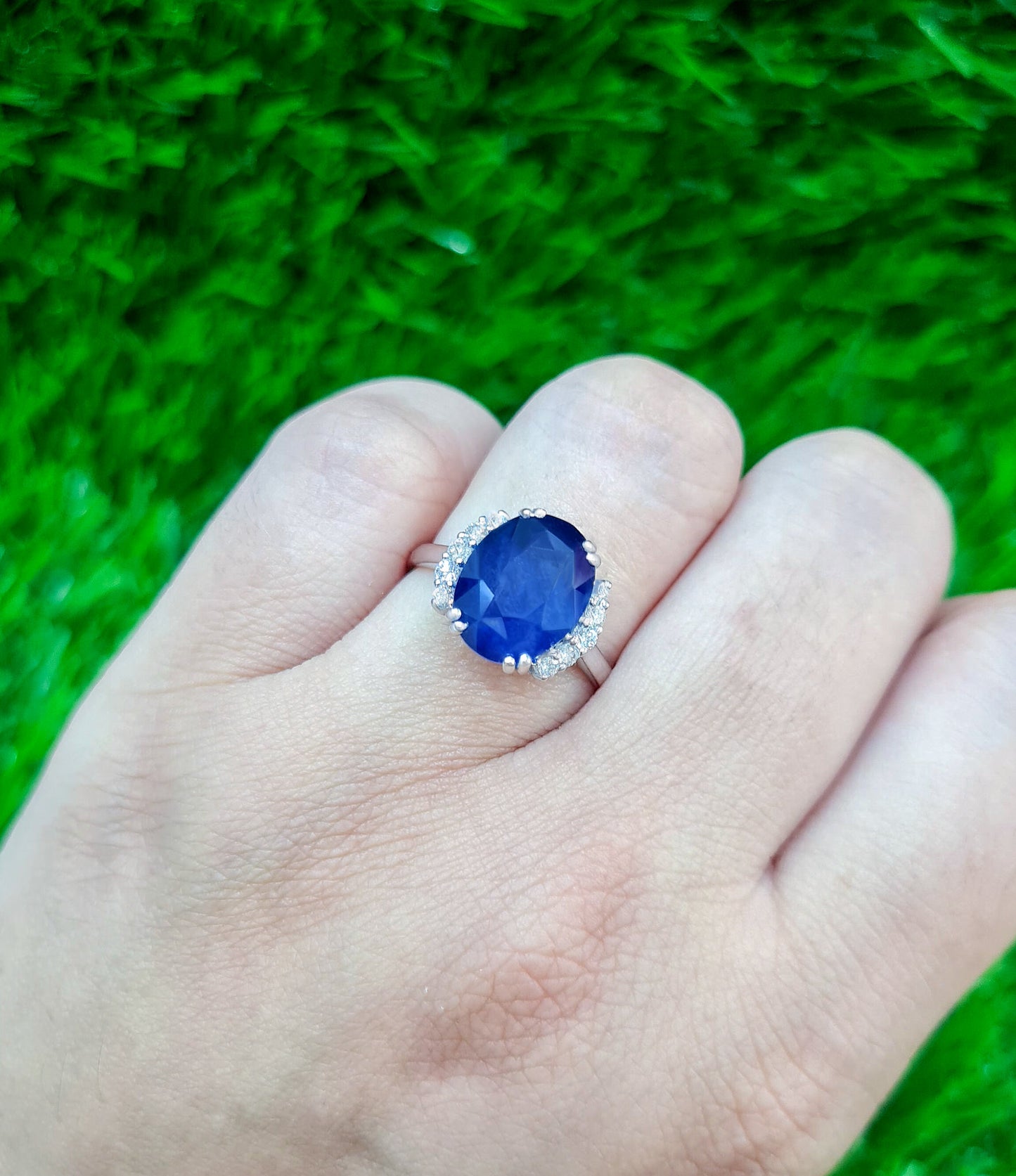 Important Natural Blue Sapphire Ring Set With Diamonds 6.74 Carats 18K Gold