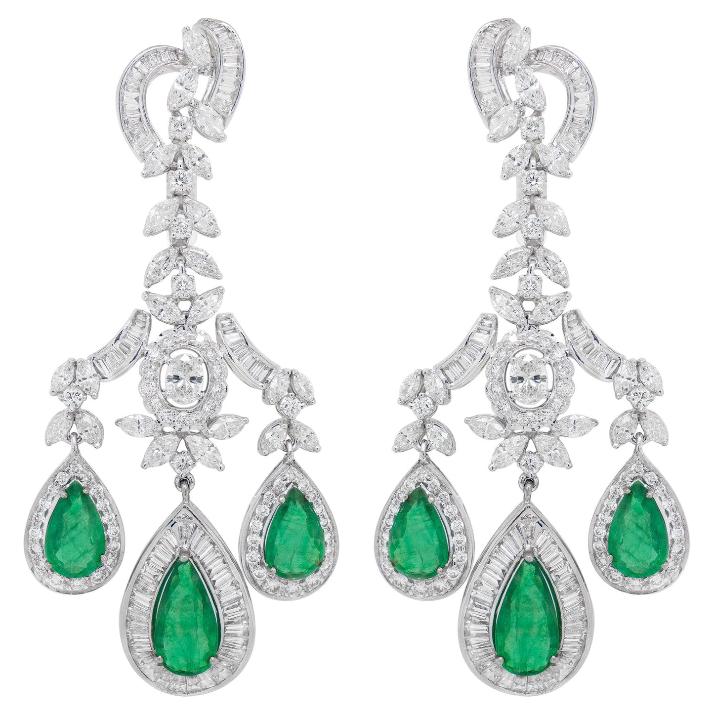 Important Emerald and Diamond Chandelier Earrings 17.89 Carats 18K Gold