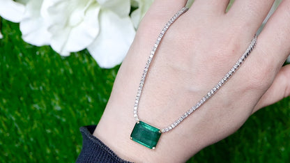 Important Emerald Pendant With Diamond Necklace 13.2 Carats 18K Gold